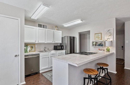 The Colony House | Stylish Home 3Bed 2Bath Yard & Ample Amenities