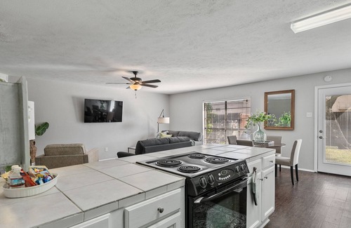 The Colony House | Stylish Home 3Bed 2Bath Yard & Ample Amenities