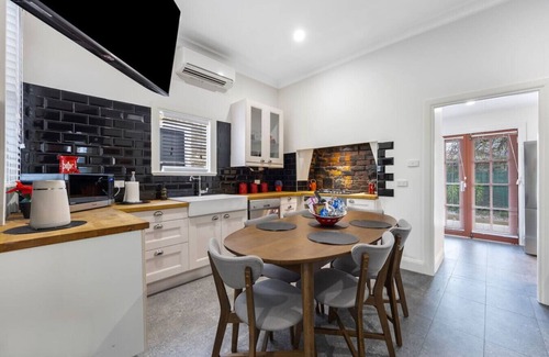 Ballarat House | Stylish Home 5min drive to Sovereign Hill & Lake
