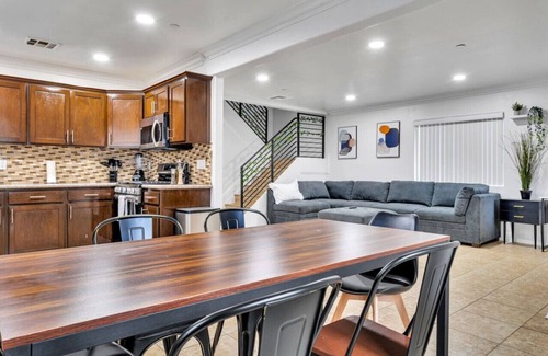 Lennox House | Stylish home near LAX & SOFI