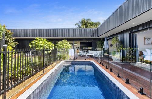 Marcus Beach House | Stylish Home near Noosa & Peregian, walk to Beach