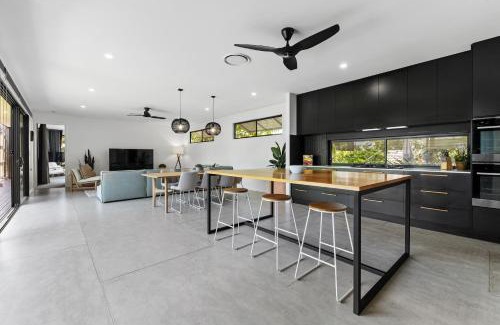 Marcus Beach House | Stylish Home near Noosa & Peregian, walk to Beach