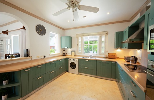 Little Battaleys House | Stylish home, pool, garden, beach club included, short walk to Mullins Beach