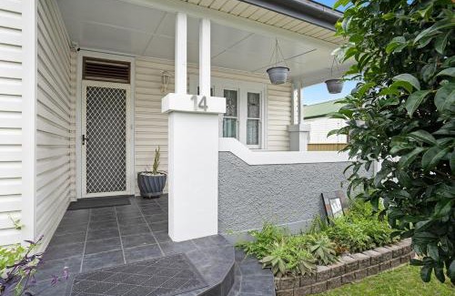 Figtree House | Stylish House 8mins walk to Figtree Grove