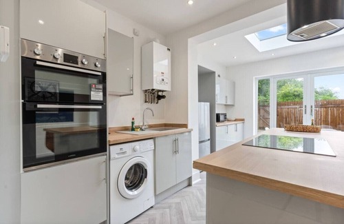 Ashton in Makerfield House | Stylish House - Free Parking, Fast Wifi & SmartTV