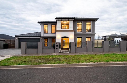 Bell Park House | Stylish House in Geelong for Large Family or Group