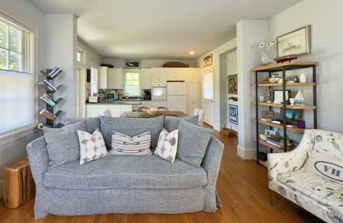 Vineyard Haven House | Stylish In-Town Cottage- Walk to everything!