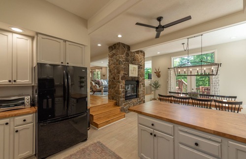 Mountainside House | Stylish Lakeview Cabin w/Pool Table & Hot Tub