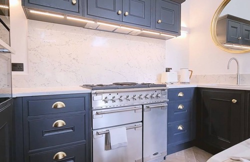 Paddington Apartment | Stylish Little Venice Oasis w/Private Park