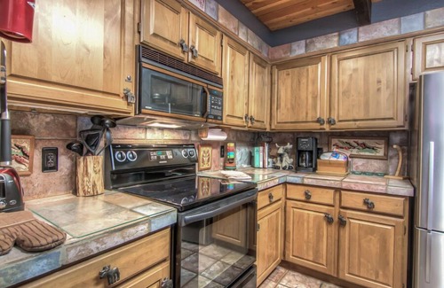 Tennis Village Condo | Stylish Lodge Condo with BBQ, Loft & A/C