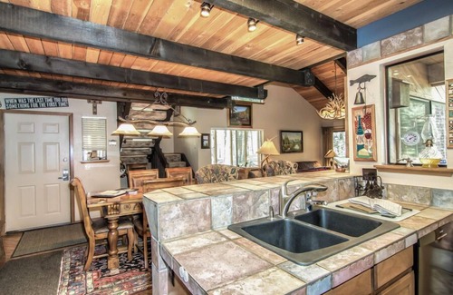Tennis Village Condo | Stylish Lodge Condo with BBQ, Loft & A/C