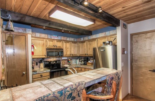 Tennis Village Condo | Stylish Lodge Condo with BBQ, Loft & A/C