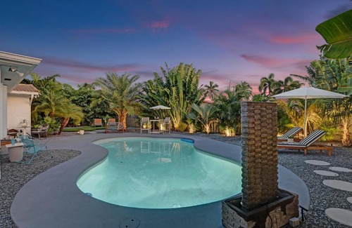 Coral Ridge Isles House | Stylish Luxury Tropical Junior Suite