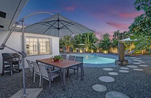 Coral Ridge Isles House | Stylish Luxury Tropical Junior Suite