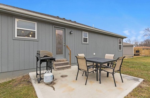 Grandview House | Stylish MidModern 1 Bed Apartment - Lower Level/Private Entrance