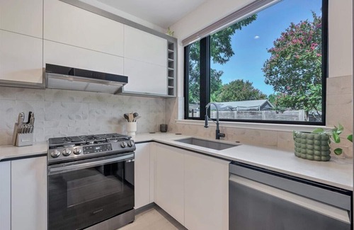 Cherrywood House | Stylish Minimalist Retreat: Central Austin, Tree-Top Views, Walkable to Mueller