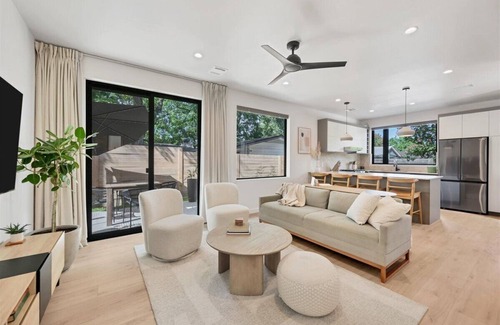 Cherrywood House | Stylish Minimalist Retreat: Central Austin, Tree-Top Views, Walkable to Mueller