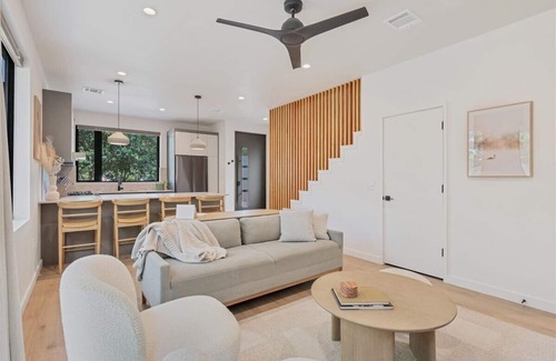 Cherrywood House | Stylish Minimalist Retreat: Central Austin, Tree-Top Views, Walkable to Mueller