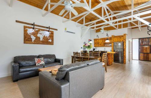 Potrero House | Stylish Modern Home with a Tranquil Outdoor Oasis, Spacious Open Floor Plan, and Private Swimming Pool