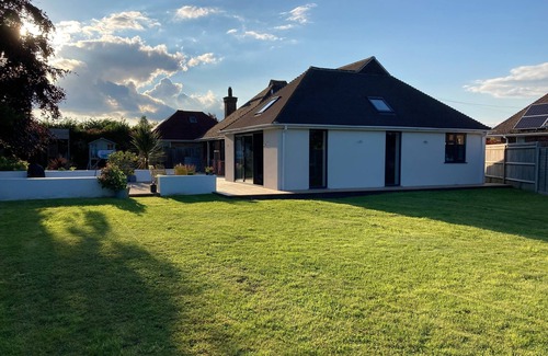 Fishbourne House | Stylish, Modern House with Secure Garden, Within walking Distance of Chichester City Centre
