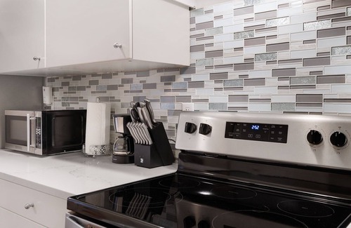 Squire Park Apartment | Stylish Modern Oasis in the City, South Capitol Hill - Very Walkable