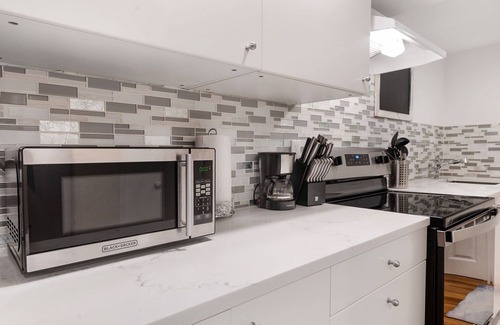 Squire Park Apartment | Stylish Modern Oasis in the City, South Capitol Hill - Very Walkable