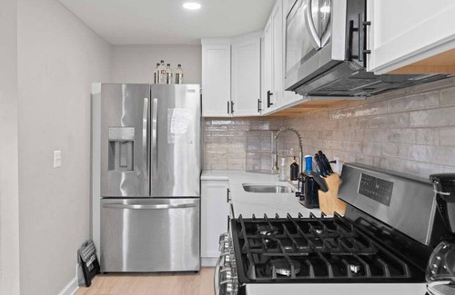 Primos Secane House | Stylish Modern Getaway Near Downtown City Center!