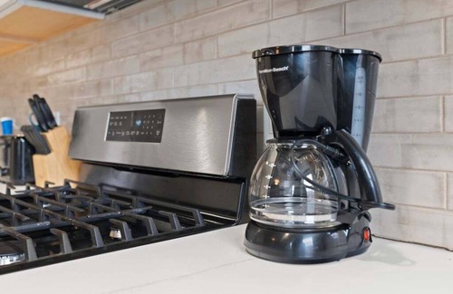 Primos Secane House | Stylish Modern Getaway Near Downtown City Center!
