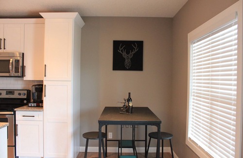 Cochrane House | Stylish Mountain View - Cozy Canadiana Pet Friendly