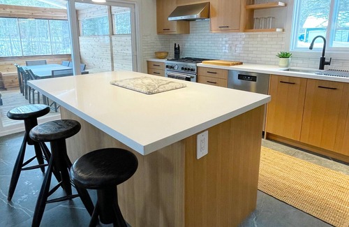 Gravenhurst Cottage | Stylish Muskoka Beach A-Frame - Beach Access - Fireplace