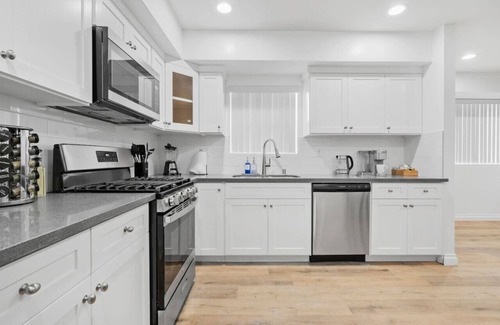 Los Angeles County House | Stylish New home Near DTLA, Disneyland, SOFI