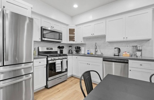 Compton House | Stylish New home Near DTLA, Disneyland, SOFI