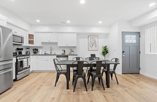 Compton House | Stylish New home Near DTLA, Disneyland, SOFI