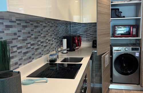 Hollywood Lakes Condo | Stylish Oceanview apartment in Hollywood Beach + 2 free bikes