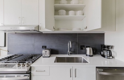 Old Town Apartment | Stylish Old Town Studio Gym, W/D, Outdoor Firepit & A/C, by Blueground