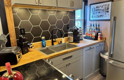 Bellefonte Apartment | Stylish, Penn State-Themed Historic Getaway 2 Blocks from Waterfront