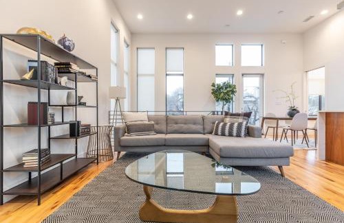 Knox - Henderson House | Stylish & Perfectly Located Luxury 2-Bed Townhome