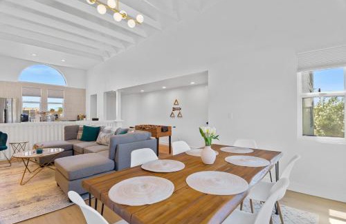 Camelback East House | Stylish Phoenix Townhome - Foosball Table, Laundry, Parking!