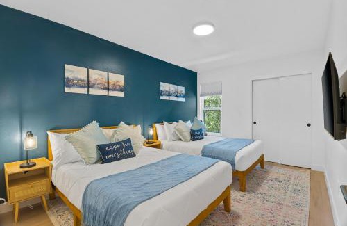Camelback East House | Stylish Phoenix Townhome - Foosball Table, Laundry, Parking!