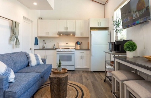 Mar Vista Apartment | Stylish Private Gorgeous 2 Story Guesthouse + Parking