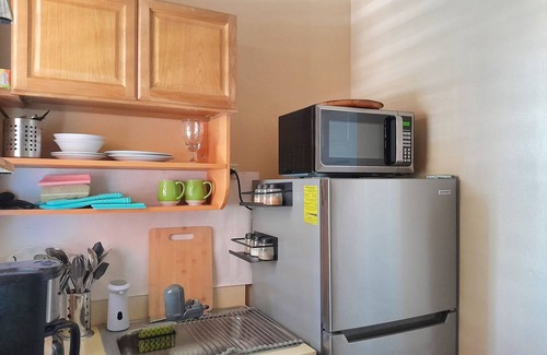 The Valley Apartment | Stylish Private Guest Suite – Comfort & Convenience await.