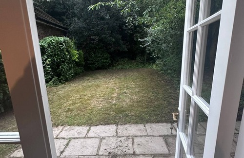 London Borough of Bromley House | Stylish, Renovated Chislehurst Retreat – Walk to Station, Pubs & More!