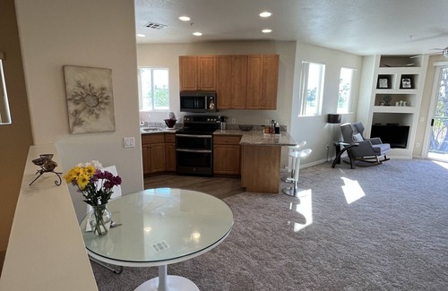 Superstition Lakes Condo | Stylish Resort-Style Retreat - Pool /Spa, Near Restaurants and Shopping Galore!