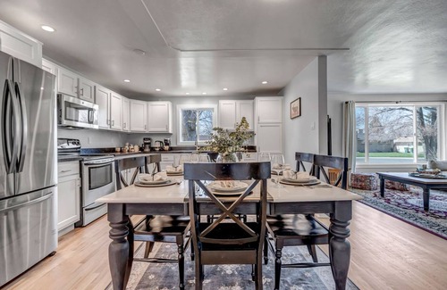 Barths House | Stylish Retreat: Comfort & Convenience only 10 Minutes from Denver! Ultimate Getaway