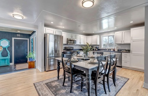 Barths House | Stylish Retreat: Comfort & Convenience only 10 Minutes from Denver! Ultimate Getaway