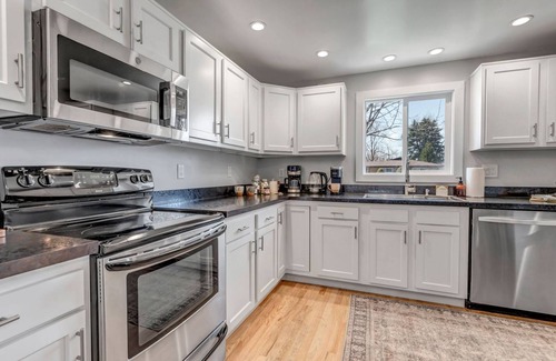Barths House | Stylish Retreat: Comfort & Convenience only 10 Minutes from Denver! Ultimate Getaway