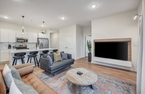 Talbot's Corner Condo | Stylish Retreat with Balcony in Nashville