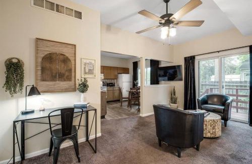 Ypsilanti Apartment | Stylish Sanctuary Near EMU- Ideal for Med Students apts