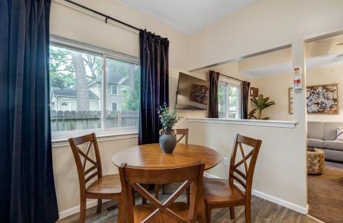 Ypsilanti Apartment | Stylish Sanctuary Near EMU- Ideal for Med Students apts