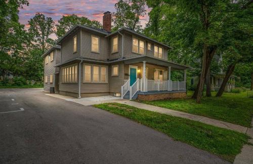 Ypsilanti Apartment | Stylish Sanctuary Near EMU- Ideal for Med Students apts
